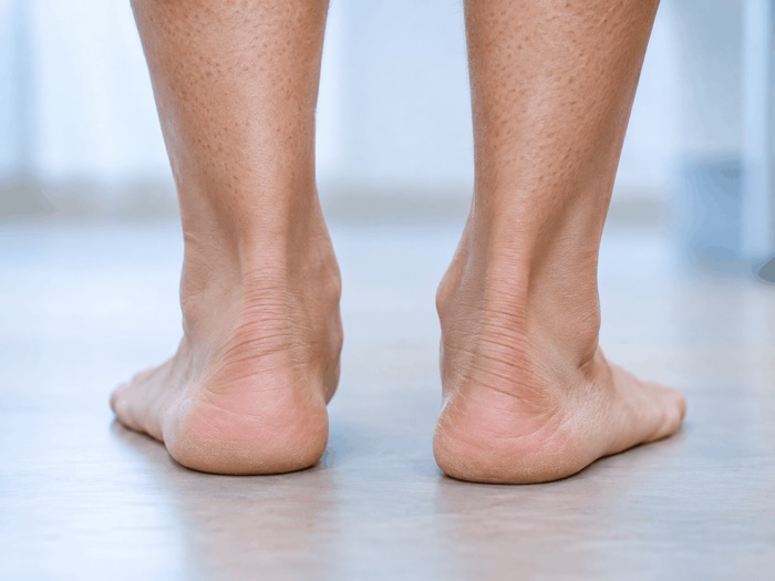 Pés apoiados durante a avaliação biomecânica